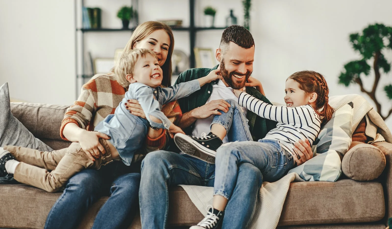 family_couch_happy smiling family
